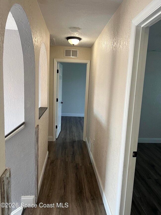 Building Photo - 1721 Las Palmos Dr