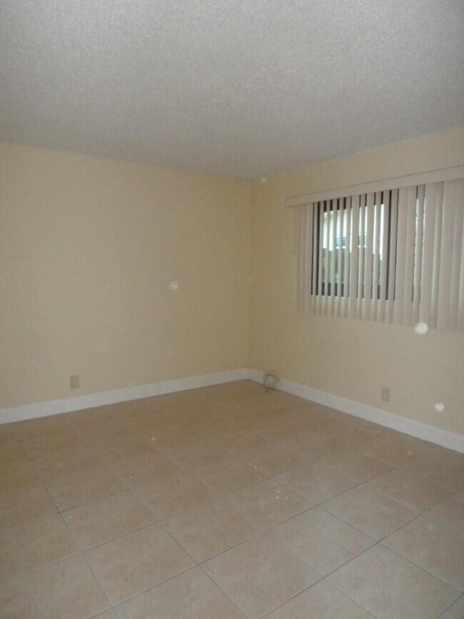 Building Photo - 2724 SW 46th St