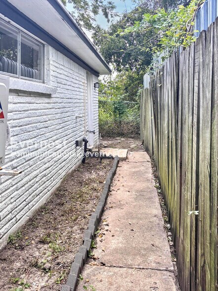 Building Photo - 3028 Francis St