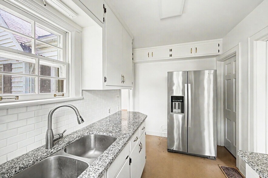 Building Photo - 712 Cantrell Ave