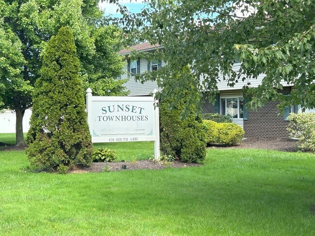 Building Photo - Elyria - updated 3 bed/1 bath townhouses for rent!