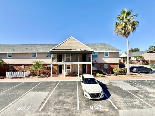 Building Photo - 200 Countryclub Drive - 808