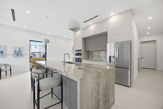 Building Photo - 1337 NE 13th Ave