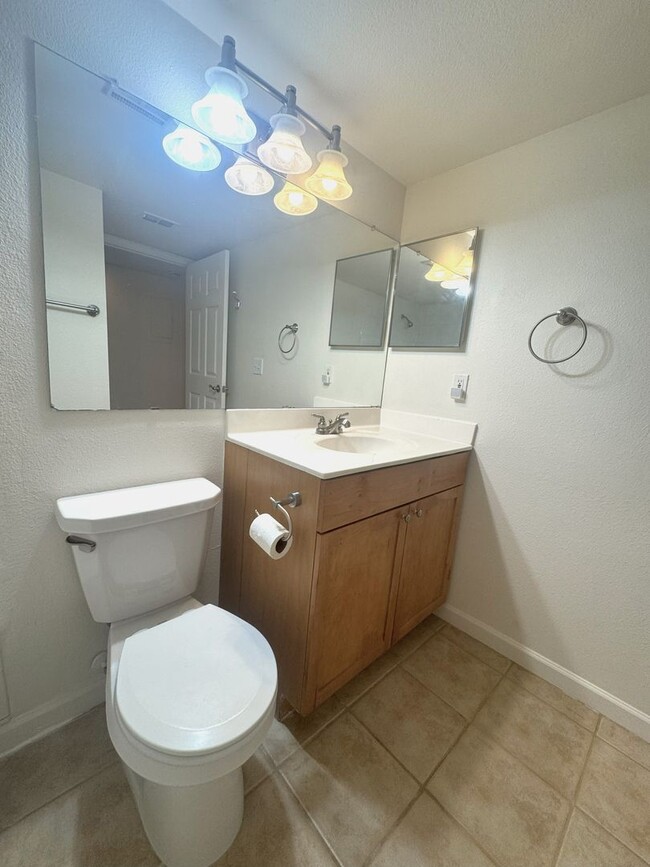 Building Photo - Beautiful Condo in the Fountains near beaches