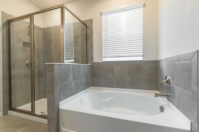 Building Photo - Pet Friendly, Spacious, modern 4 bed home ...