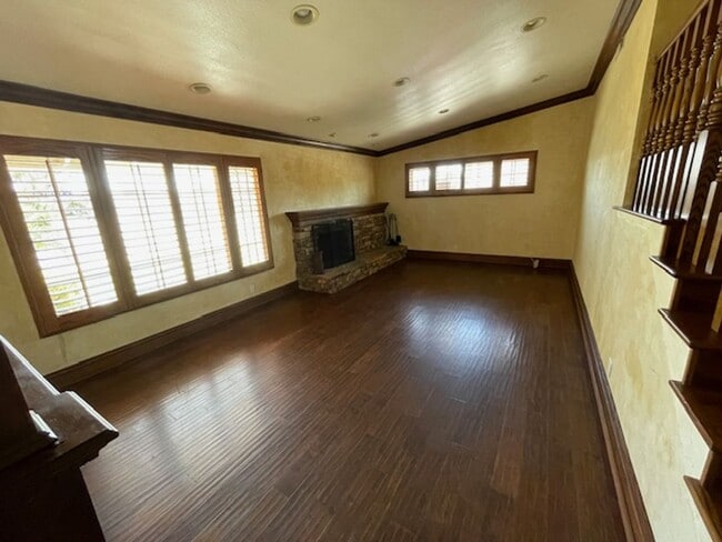 Building Photo - Spacious 4 Bedroom Oxnard Home with Custom...