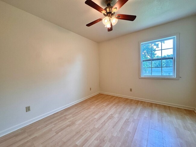 Building Photo - 2/1.5 Townhouse in Newport