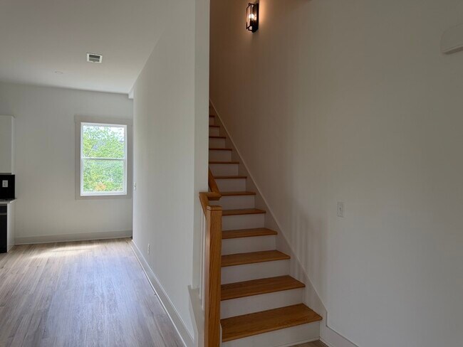 Building Photo - 105 Hart Ln