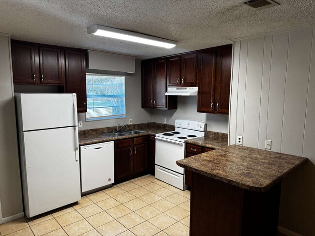 Building Photo - "Charming 2-Bedroom Retreat in Destin – Co...