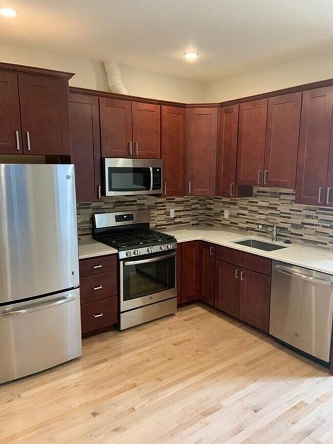 Building Photo - BU 1-bed split(2 Bedroom w/o LR) w/heat