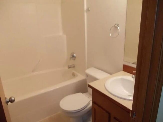 Building Photo - Spacious 3 Bedroom 2 Bathroom Duplex in Beautiful Bonney Lake!