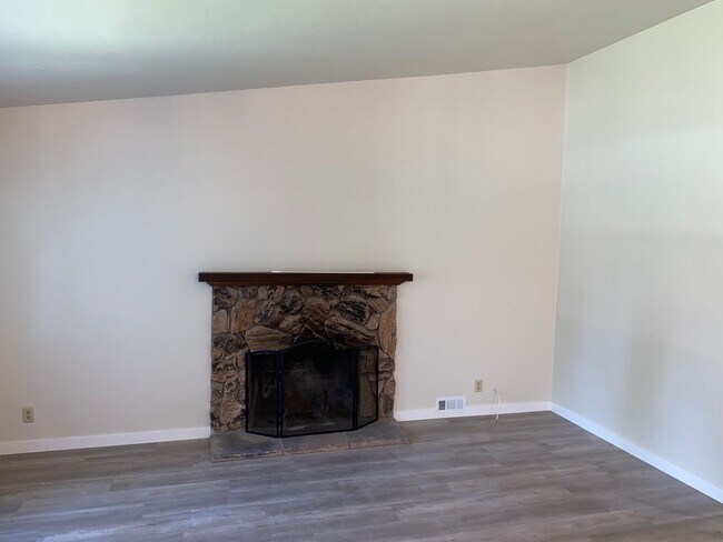 Building Photo - 2720 Summerfield Dr