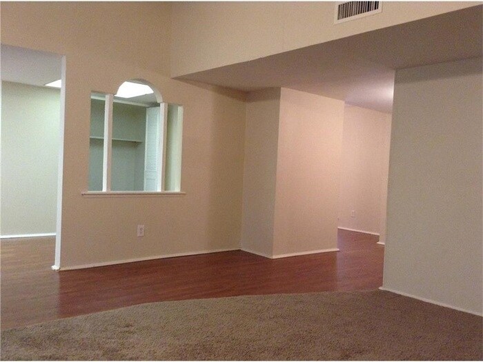 Building Photo - 305 Colonel Dr