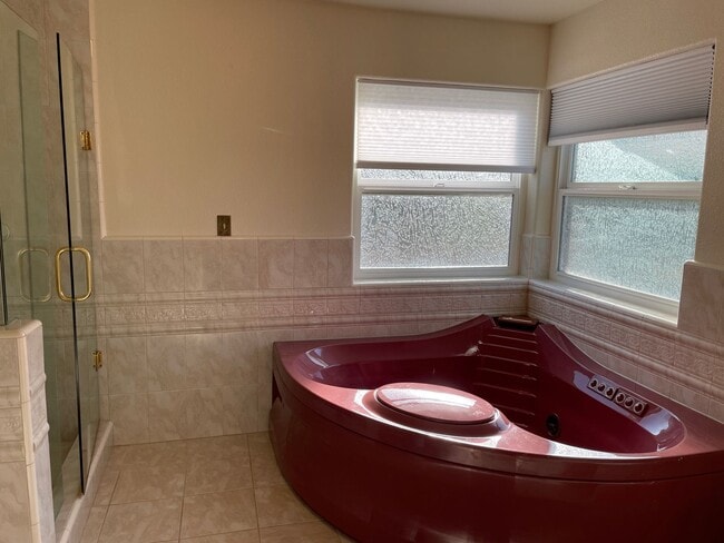 Building Photo - Large Foothills Home