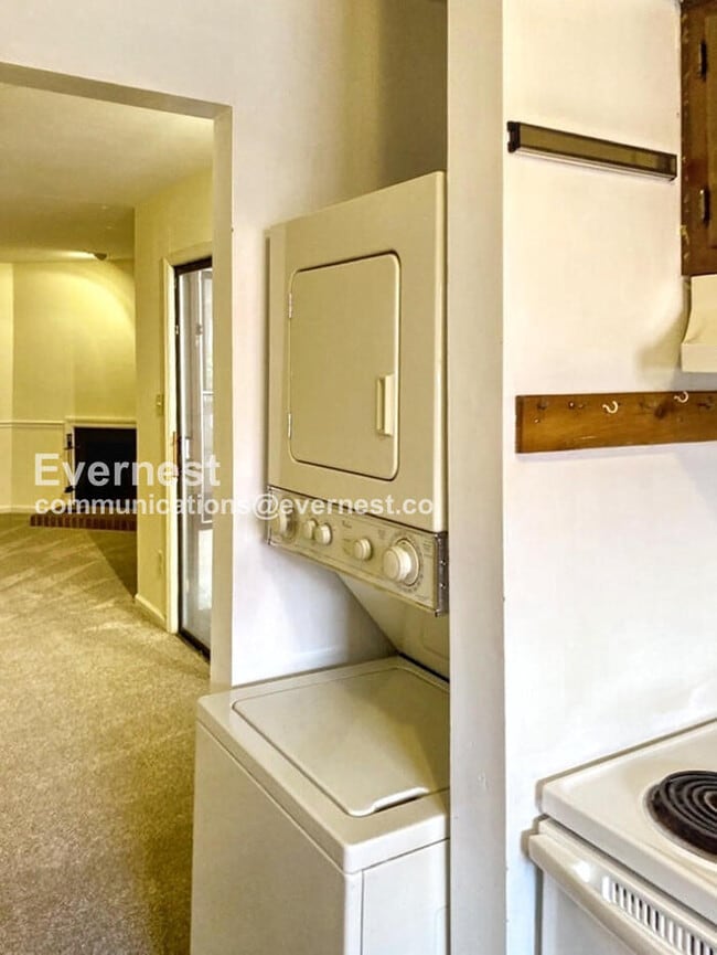 Building Photo - 2 Bed/ 2 Bath Condo with Washer/Dryer / Pe...