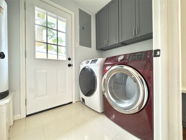 Building Photo - 1415 Mapleton Dr