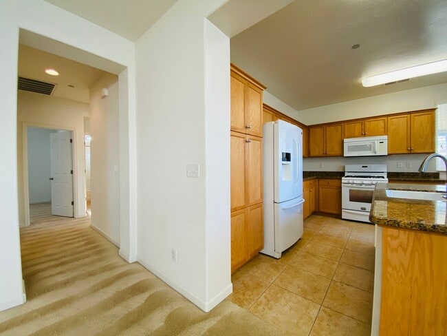Building Photo - $2,250 International & Chestnut 3 Bed - N....