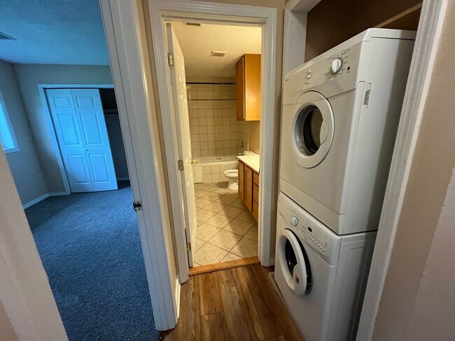 Building Photo - 896 Wescott Square