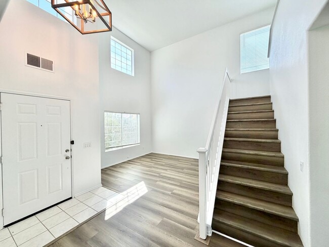 Building Photo - Stunning 4 Bedroom Home in California Tradewinds