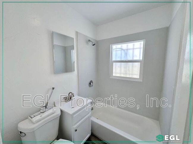 Building Photo - 3039 Bronson Ave