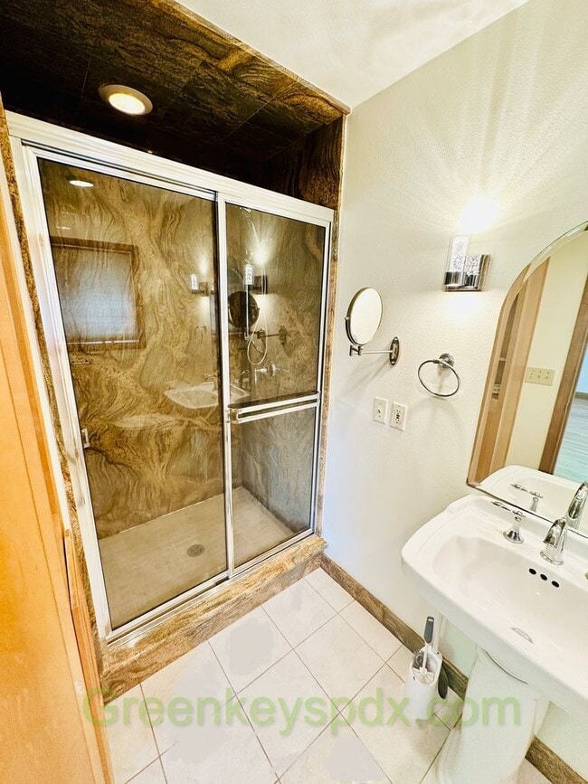 Building Photo - Mid-Century Classic House in Reedwood Neig...