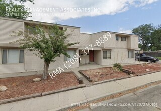 Building Photo - Great Townhouse Located on The Bench!!!