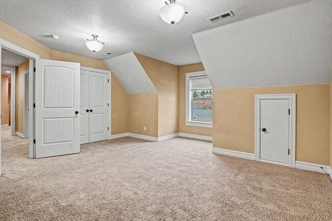 Building Photo - 4 bed, 2.5 bath Two-Story Home in West Salem