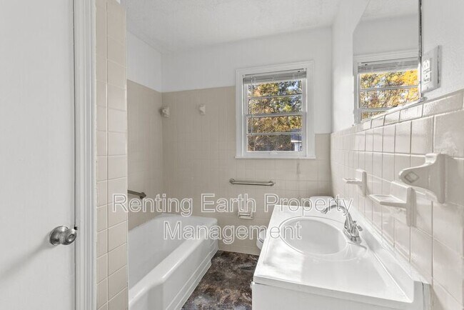 Building Photo - 2321 4th St NE