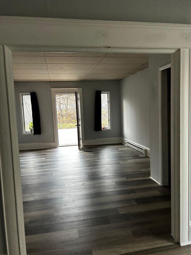 Building Photo - 418 N Main St