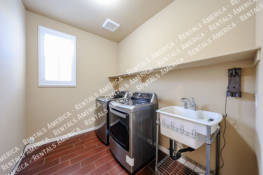 Building Photo - 3575 S Jasmine Dr