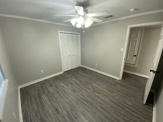 Building Photo - 1403 Doris Dr