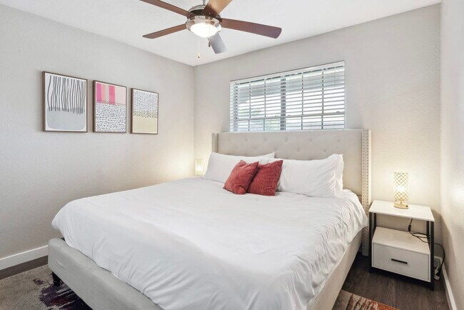 Building Photo - 2215 Town Lake Cir