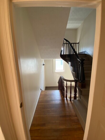 2nd floor apt - 96 Maryland St