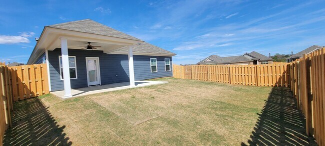 Building Photo - BEAUTIFUL HOME in the Desirable Hedgefield subdivision in Prattville.