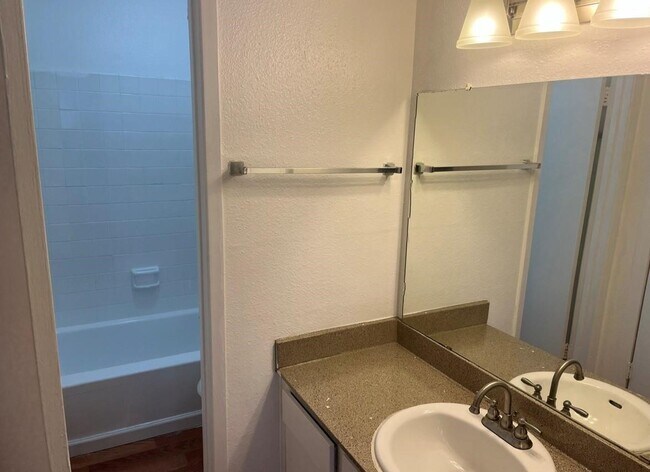 Building Photo - 5625 Antoine Dr