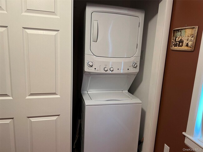 Building Photo - 7 Bank St