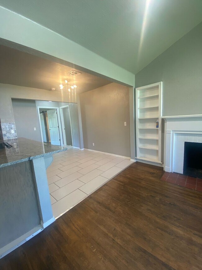 Building Photo - Gorgeous 3 Bed, 2 Bath Home with Modern Up...