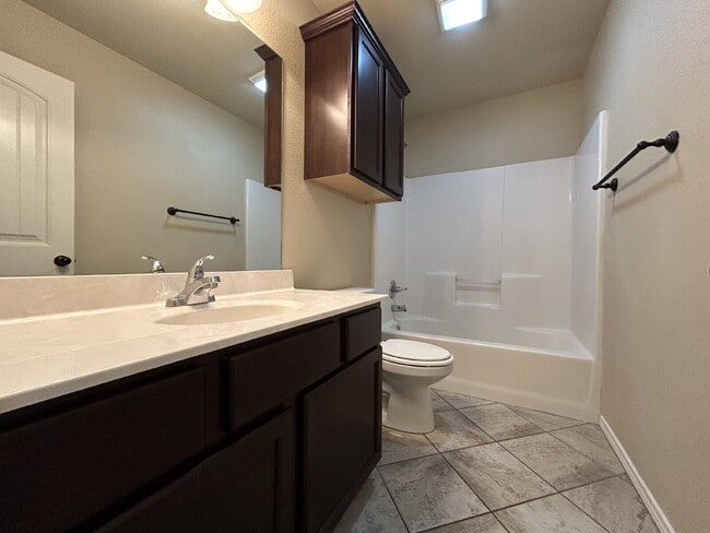 Building Photo - Duplex Located Just Off S. Loop Convenient...