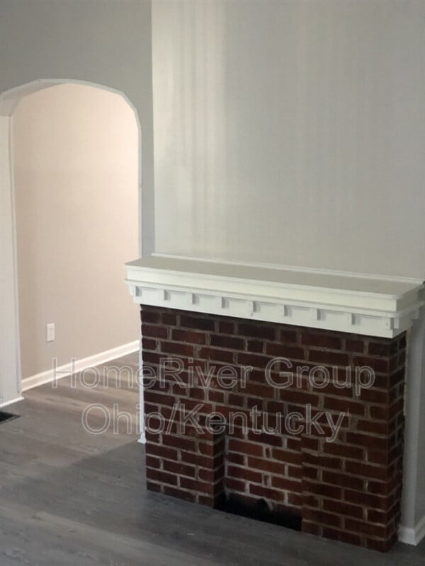 Building Photo - 352 S Oakley Ave