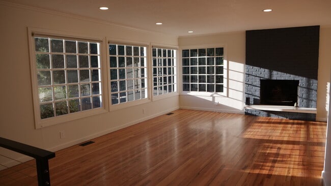 Building Photo - 1525 Ivy Ct