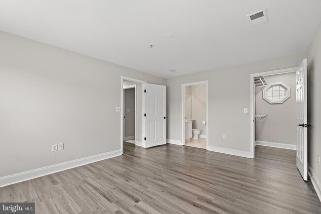 Building Photo - 6520 Lake Park Dr