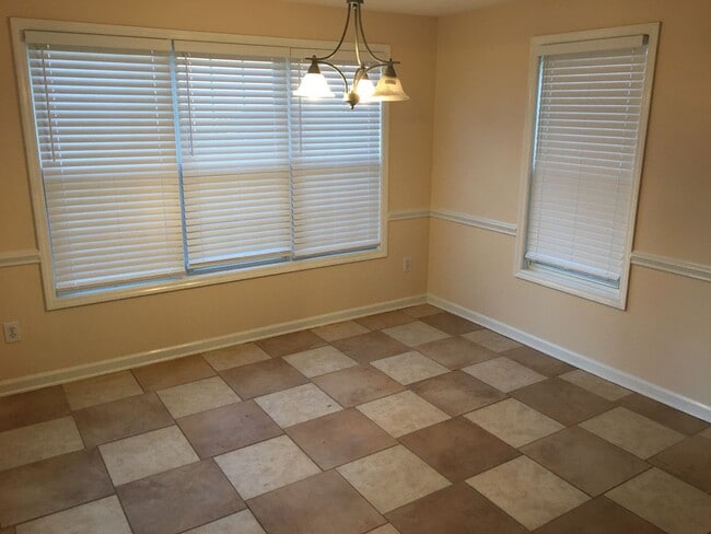Building Photo - Beautiful 4br, 2.5 bath home in the Jack B...