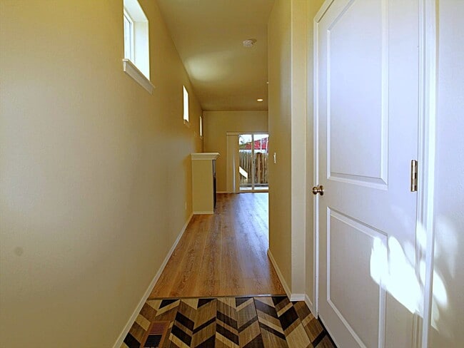 Building Photo - Modern 3x2.5 End Unit Townhome Retreat in NE Bend