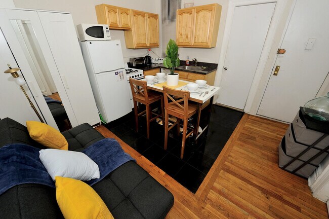 Building Photo - 416 W 46th St