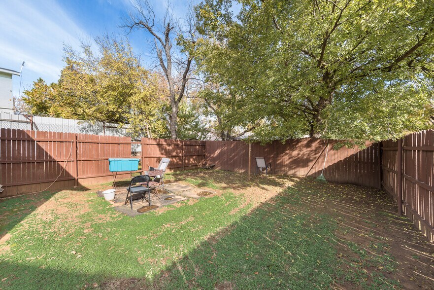 Building Photo - 709 N Pecan St