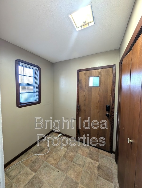 Building Photo - 869 Geranium Ave E