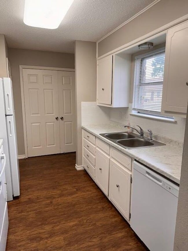 Building Photo - 111 Lindenwood Ln W