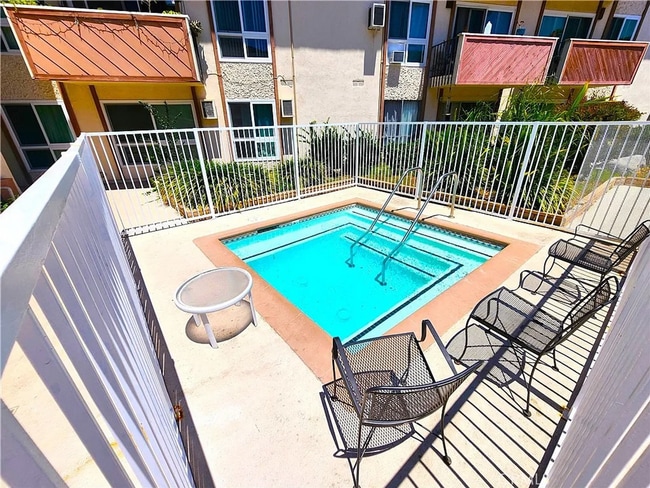 Building Photo - Studio Condo! Long Beach! 90804! Move-In Special $500 Off First Months Rent!