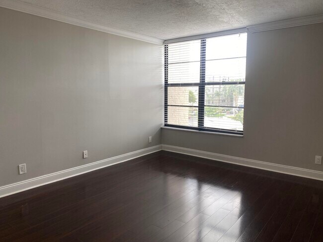 Building Photo - 9 Royal Palm Way