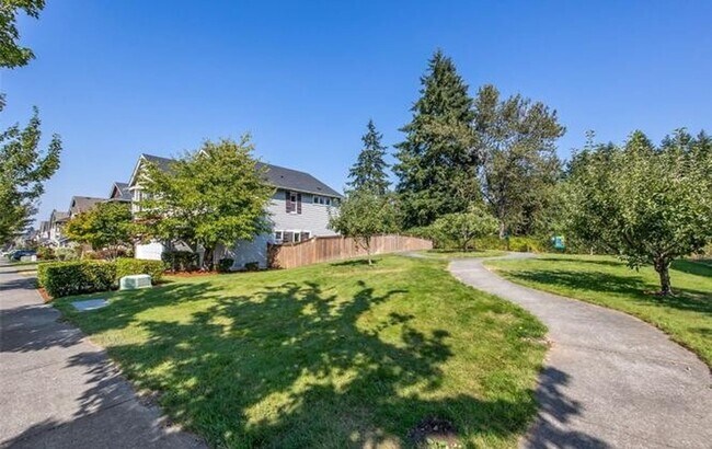 Building Photo - Updated 3 bedroom, 2.5 bath home in Tacoma!